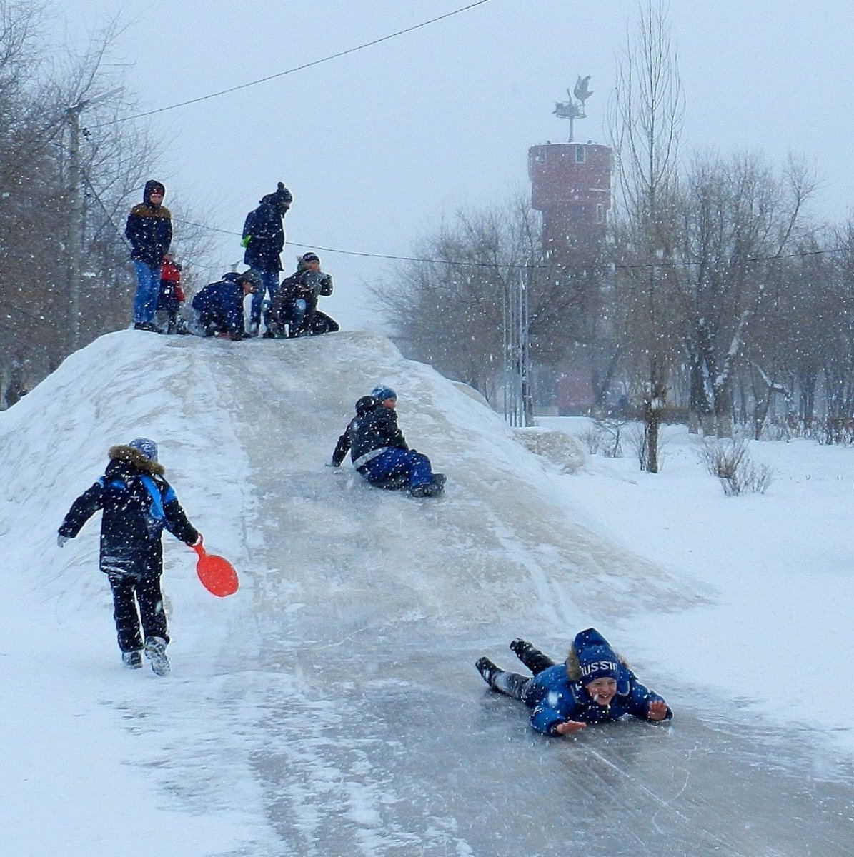 самодельная горка. в нашем детстве была почти в каждом дворе