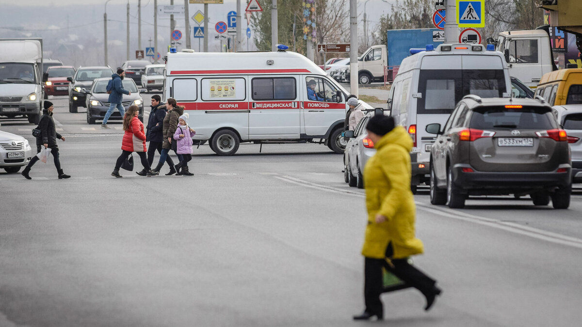     Накануне в Краснооктябрьском районе Волгограда Toyota Camry вылетела на переход, когда шли пешеходы. Под колеса иномарки попали молодая мать с шестилетним ребенком.