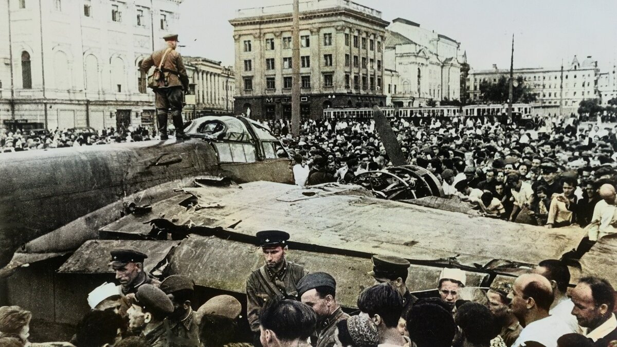 Москва. Площадь Свердлова. 15 августа 1941 года.                                                             Фото из свободного источника доработанное автором. Яндекс картинки.