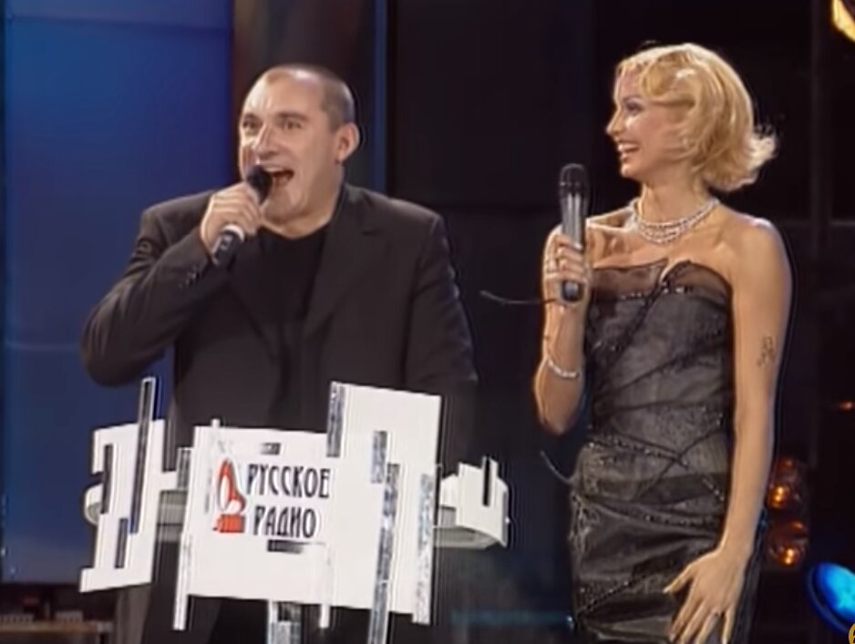 Это кадр такой, они здесь прикалываются. А вообще она отлично справилась с ролью ведущей!