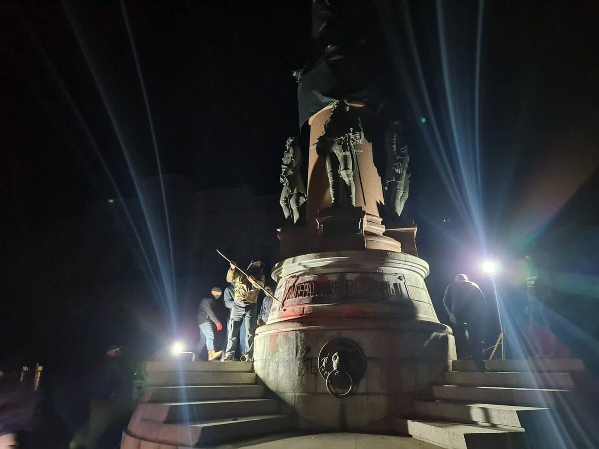 Чиновник администрации президента Украины Кирилл Тимошенко опубликовал кадры начала сноса памятника Екатерине II в Одессе.
