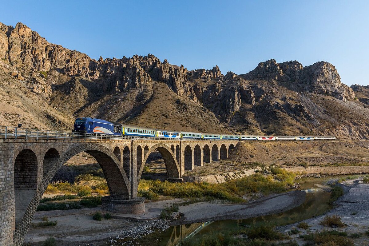 Иранская железная дорога входит в список всемирного наследия ЮНЕСКО и сама по себе является достопримечательностью. Развитие и расширение должно позволить значительно увеличить пропускную способность.