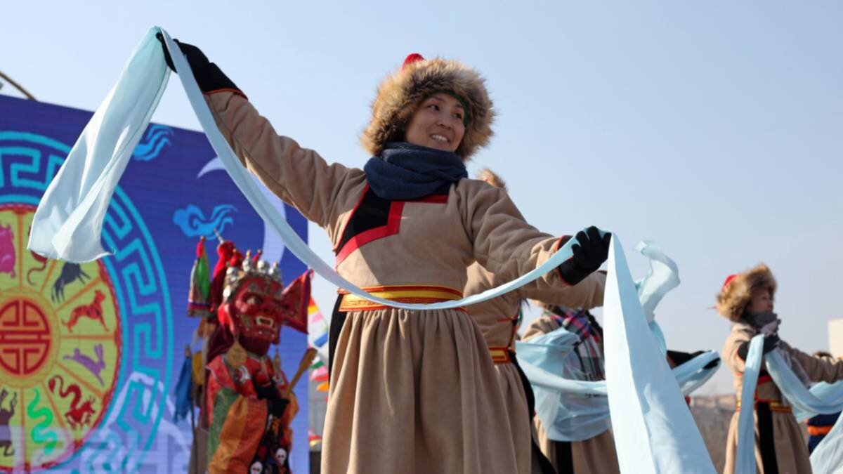    Участница народного хоровода — танца ехор во время празднования Сагаалгана (Цаган Сар) — праздника Белого Месяца и Нового года в буддийской традиции / Фото: Сергей Бумагин / ТАСС