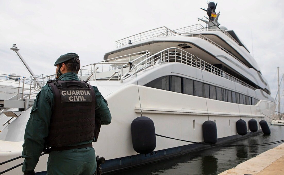Повсеместно в Европе были арестованы яхты олигархов, при этом владельцев обязали оплачивать содержание арестованного имущества. 