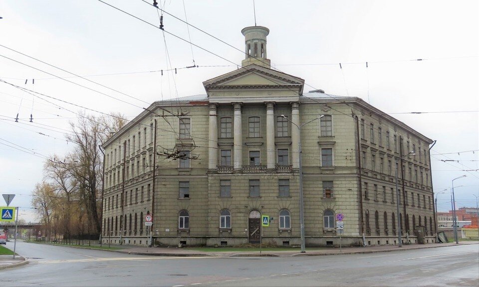     Здание бывшего научного центра на Хрустальной начали сносить в новогодние праздники. Фото: t.me/save_spb