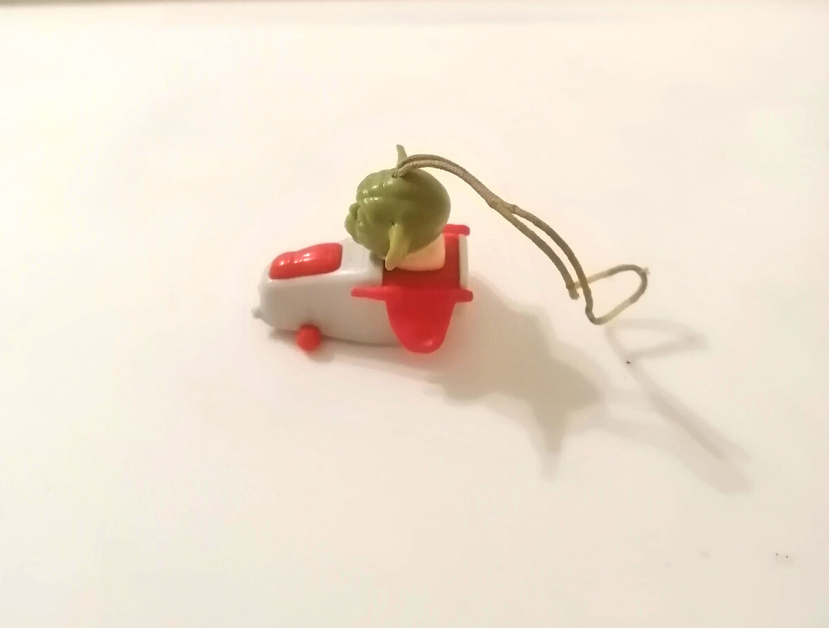 Нынче телефон другой, на него уже не так просто надеть подвеску, так что игрушка лежит в столе.