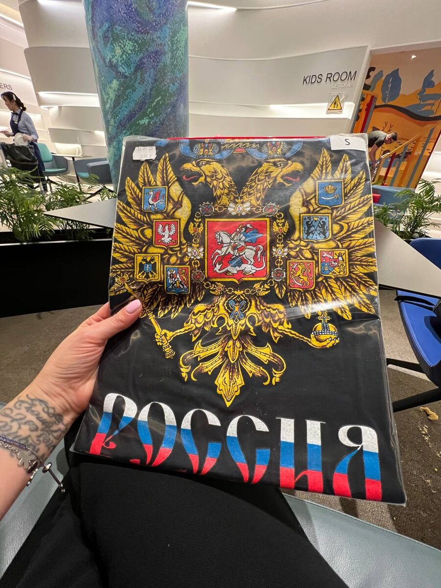    Лера Кудрявцева купила в аэропорту сувенир, напоминающий о Россииhttps://t.me/lerakudryavtseva