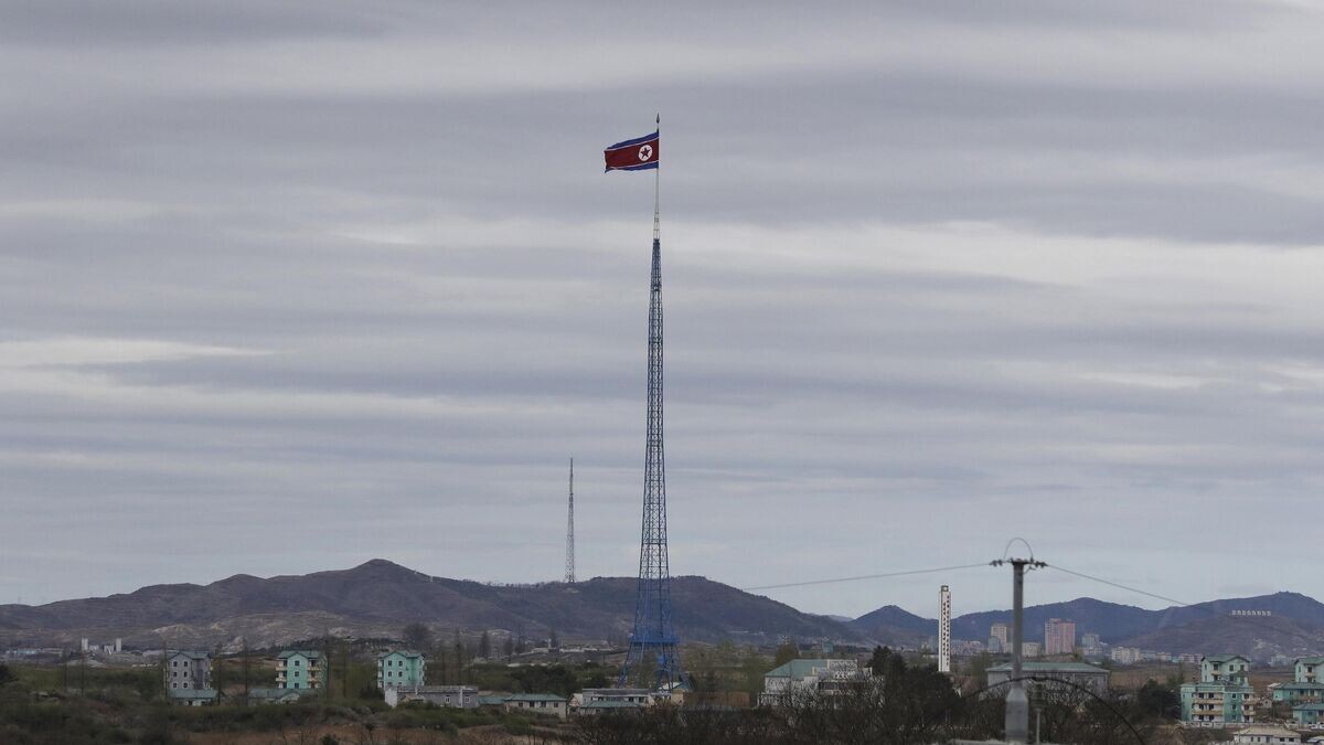    Северокорейский флаг в демилитаризованной зоне © AP Photo / Lee Jin-man