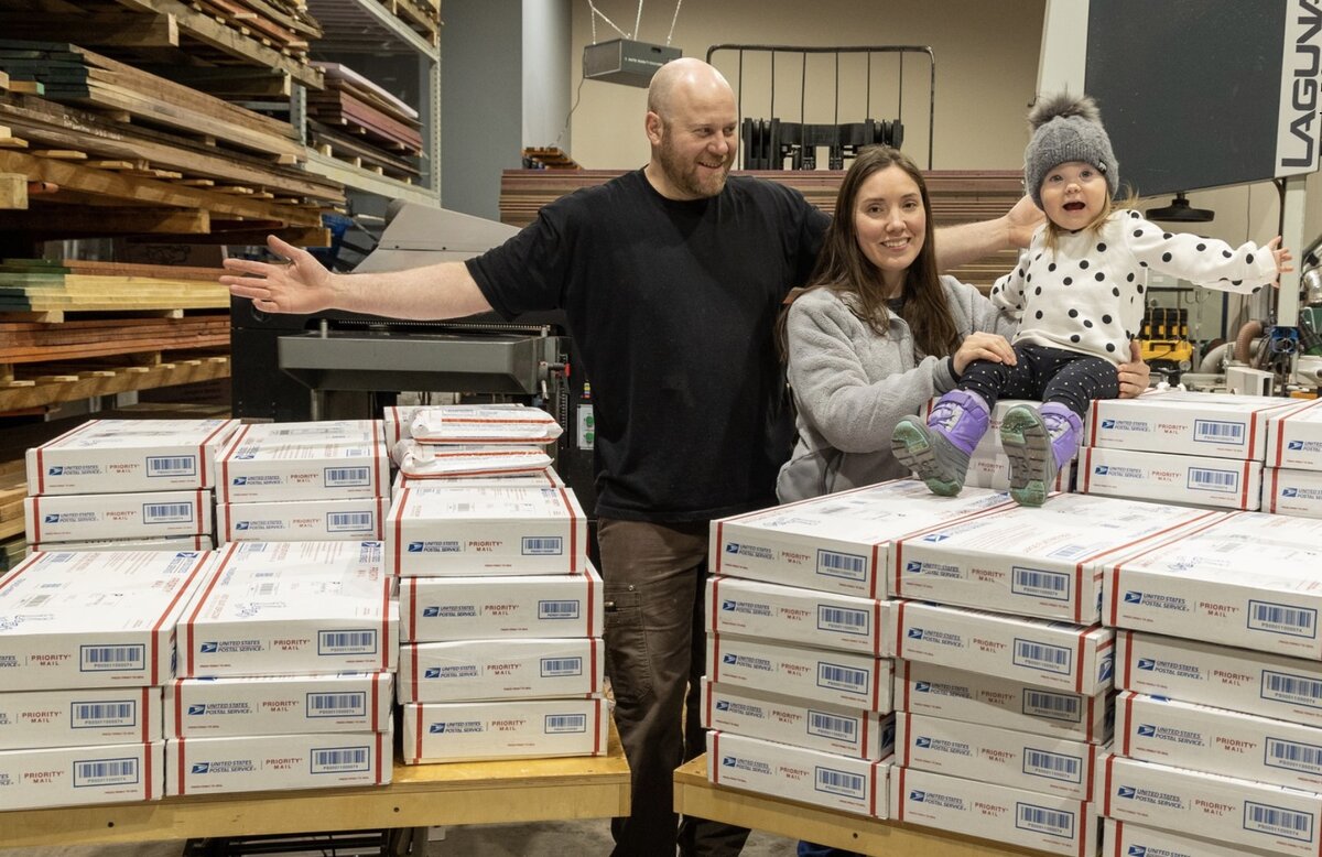 Крис Дево с семьей в своей мастерской 