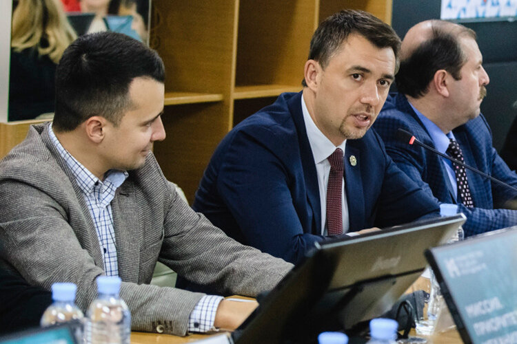   Бывший глава минмолодежи РТ, а ныне замруководителя федерального агентства по делам молодежи, сопредседатель Российского движения школьников Дамир Фаттахов (в центре) назвал назначение Сулейманова «грамотным и выверенным» Фото: «БИЗНЕС Online»