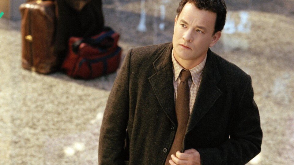     Герой фильма Спилберга «Терминал» в исполнении Тома Хэнкса прибыл без визы в Америку из вымышленной страны Кракожии. При этом у него был реальный прототип: иранский беженец Нассери, проживший в аэропорту Парижа 18 лет