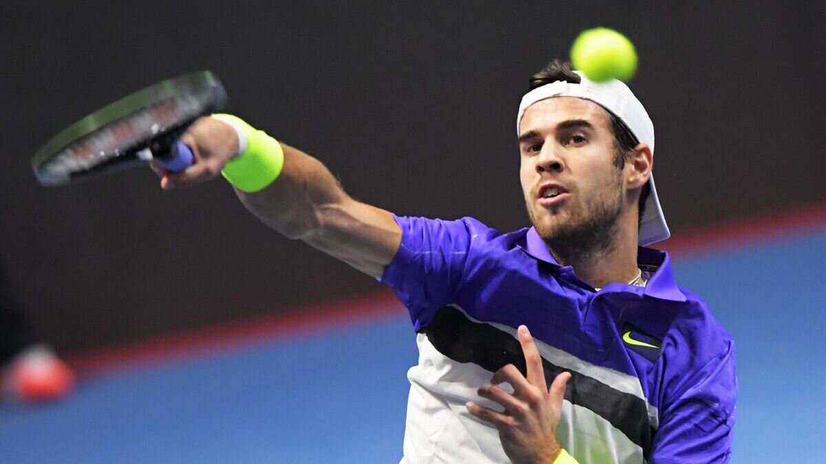    Карен Хачанов (Россия) в матче одиночного разряда среди мужчин против Жоау Соуза (Португалия) на теннисном турнире St. Petersburg Open 2019 в Санкт-Петербурге.© РИА Новости / Александр Гальперин