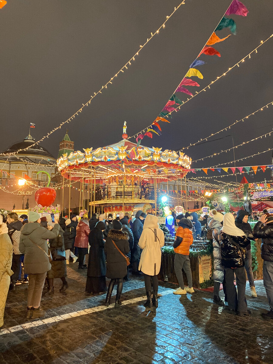 Карусель на Красной площади на ГУМ-ярмарке, 14.01.23