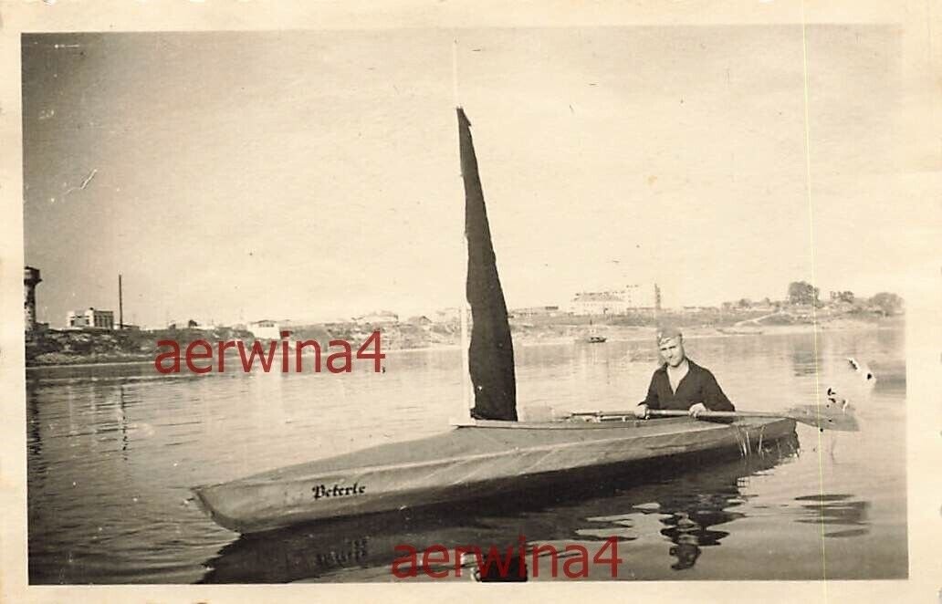 Надпись на лодке "Beterle" - что значит, совершенно не понял, скорее всего нарицательное. Видим, что на байдарку  установлен парус. Управляться можно было одному или вдвоем. Скорее всего это модель Pionier-Faltboot, которая производилась в Bad Tölz с 1925 по 1971 год. ➡ листайте.