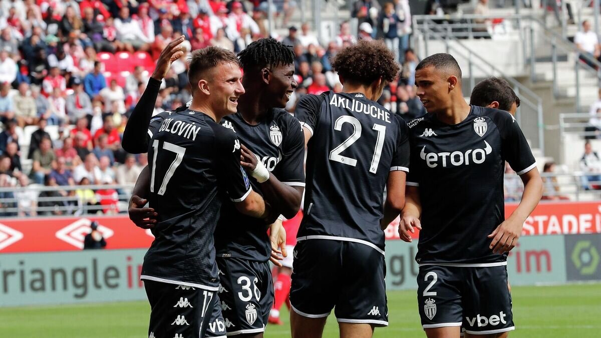    Российский полузащитник "Монако" Александр Головин (слева)© пресс-служба клуба "Монако"