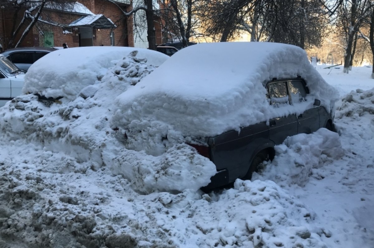    В Заполярье участились случаи схода снега с крыш домов на машины