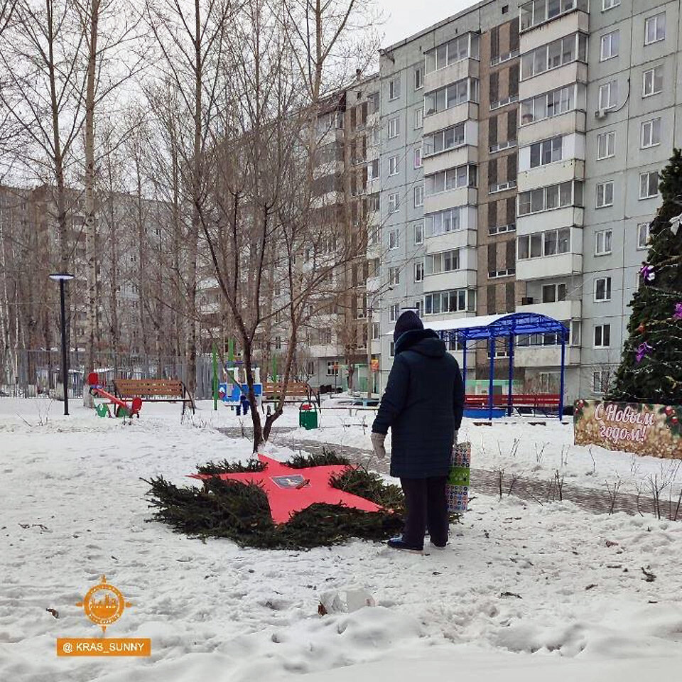     Мемориал во дворе дома, где вырос Михаил Журавлев