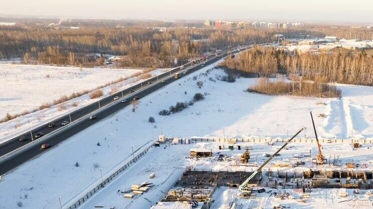     В Тюмени в этом году отремонтируют четырехполосный путепровод через железную дорогу на Обходе города. Дорожники полностью заменят покрытие, барьерное ограждение, приведут в порядок деформационные швы. Ремонт будет проведен в рамках проекта «Безопасные качественные дороги».