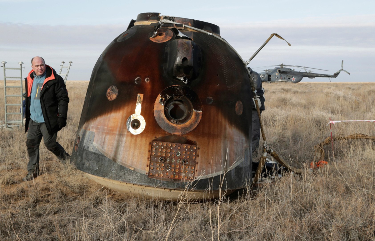 Космический корабль приземлившийся. Спускаемый аппарат «Союз ТМА-10». Спускаемый аппарат космического корабля «Союз ТМ-7». Космический спускаемый аппарат Союз ТМА 10. Спускаемый аппарат Союз 2020.