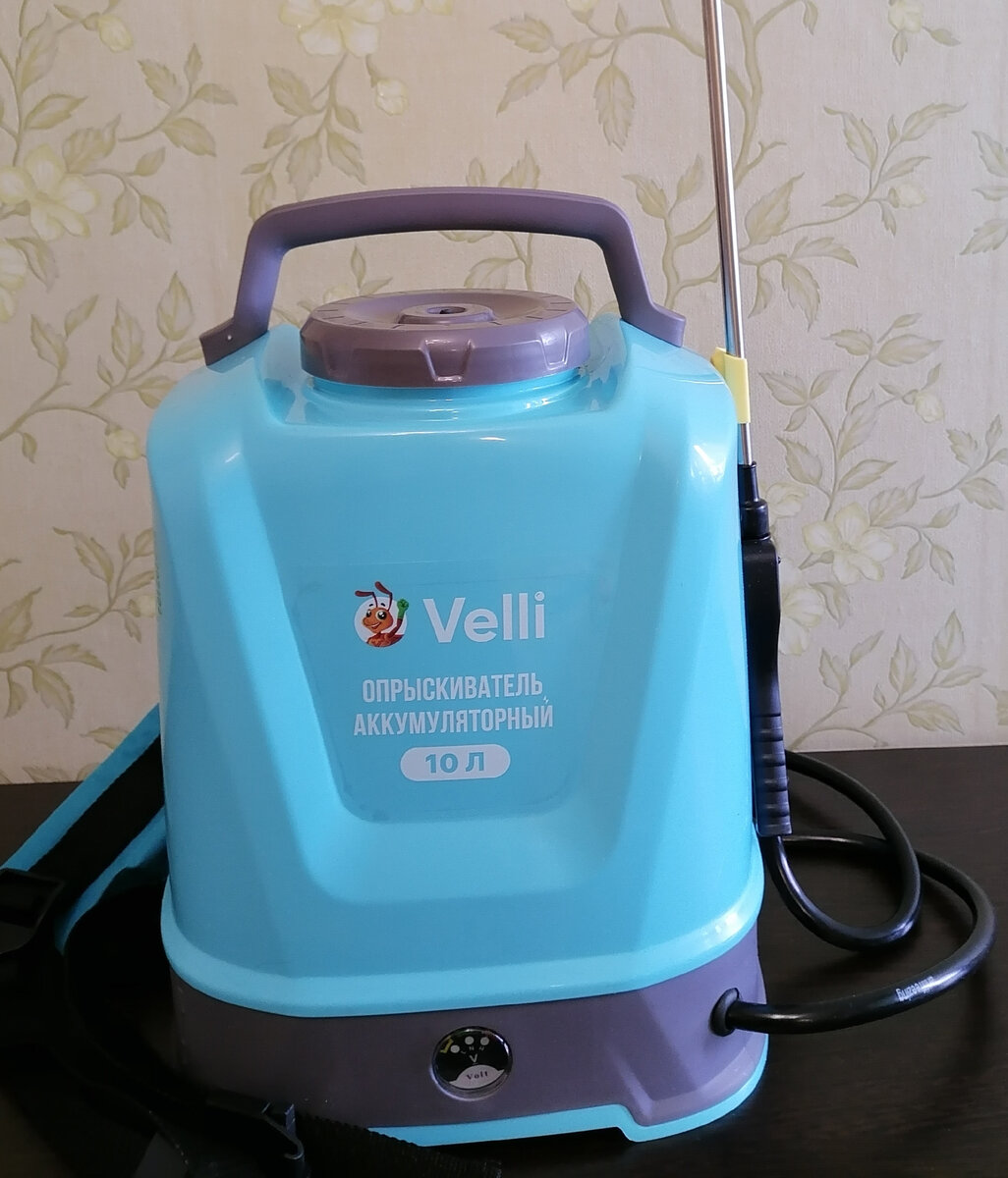 вот он, красавчик и мой садовый помощник