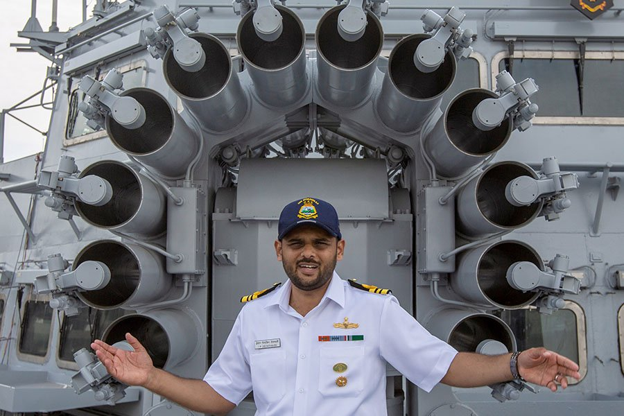 Офицер ВМС Индии перед ракетной установкой на корабле - Фото: DIVYAKANT SOLANKI/EPA/TASS