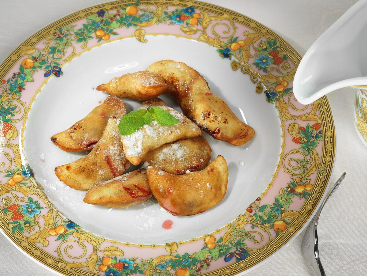    Вареники с вишней во фритюре