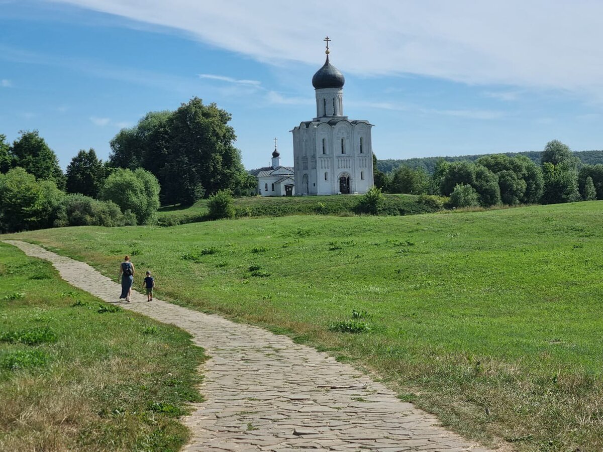 Путь до церкви долгий, но приятный