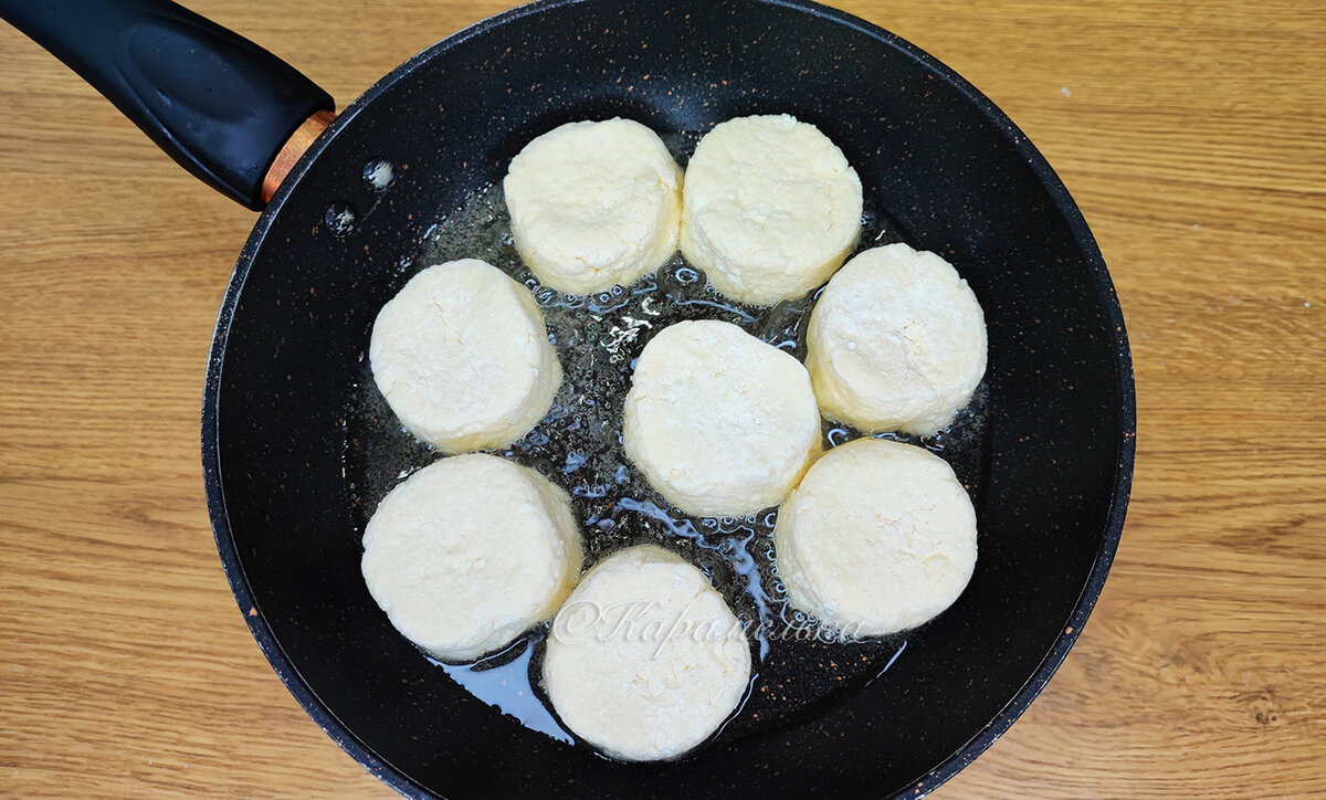 Нежнейшие сырники в особой заливке. Получаются такие вкусные, что хочется  готовить каждый день (делюсь простым рецептом) | Карамелька | Дзен