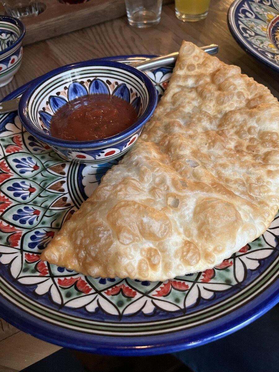 О чебуреках "У Ларисы" можно говорить постоянно. И про крутое тесто и про замечательную структуру и про загорелое тесто и про то, что если свернуть его в трубочку макнуть в соус, то можно поймать супер наслаждение от взрыва вкуса. В обще и целом, вам их надо )