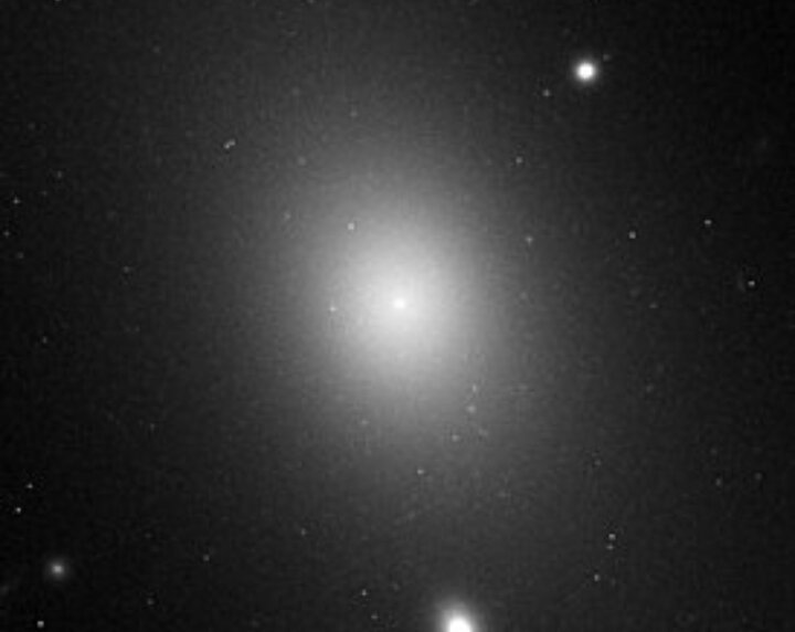 Галактика в созвездии Девы имеет диаметр примерно 6 миллионов световых лет содержит около 100 триллионов звёзд