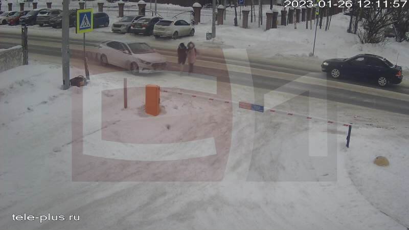    Появилось видео момента сургутского ДТП, где сбили маму с дочкой