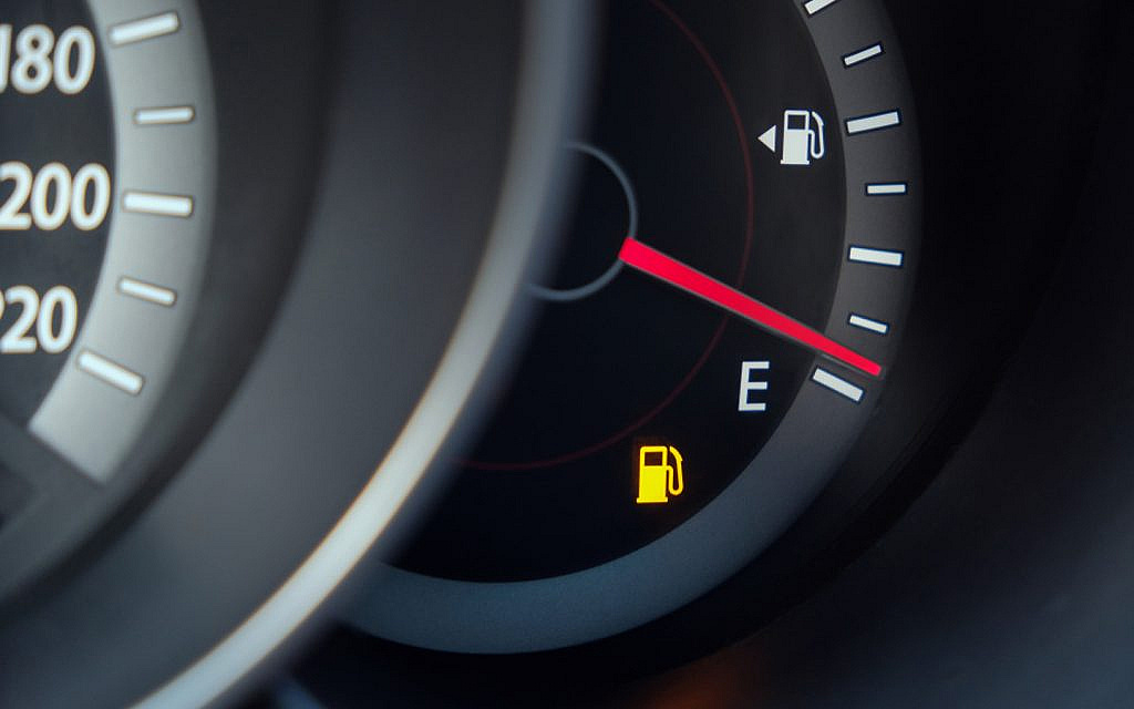 Вождение с низким уровнем топлива в баке является одним из плохих факторов.