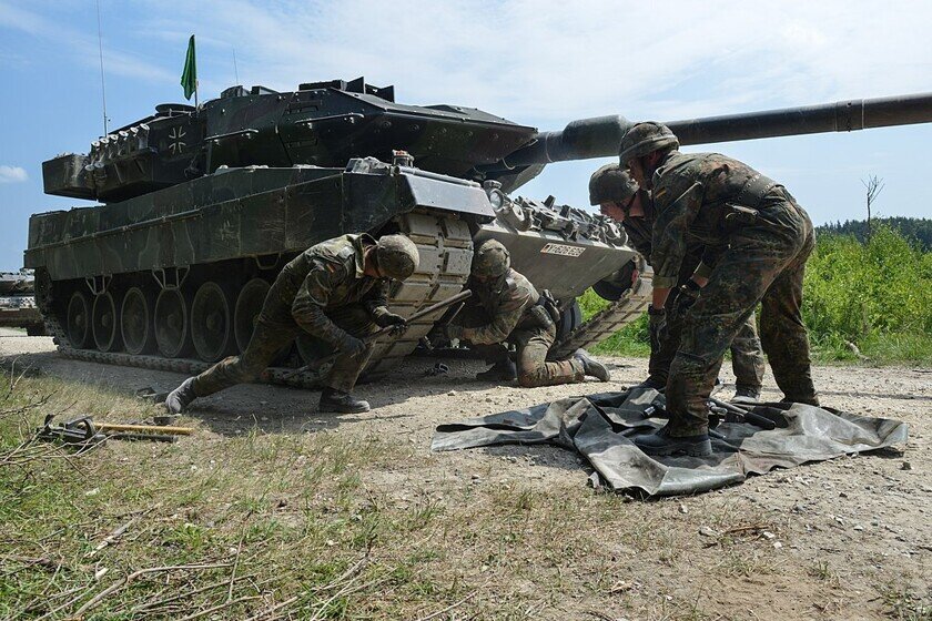    Немецкие танкисты ремонтируют Leopard 2A6 / Wikimedia, Spc. Rolyn Kropf, CC-BY-2.0