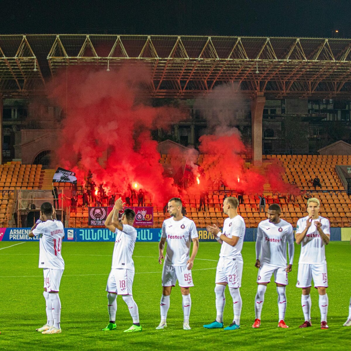 Болельщики и футболисты ереванского «Пюника» перед матчем чемпионата Армении против «Арарат-Армения».