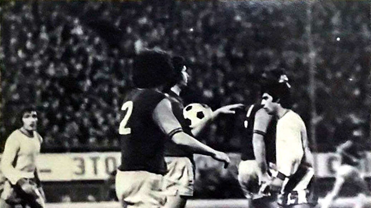 22.10.1975. Ереван, стадион "Раздан". Играют "Арарат" - "Вест Хэм". Справа - Самвел Петросян