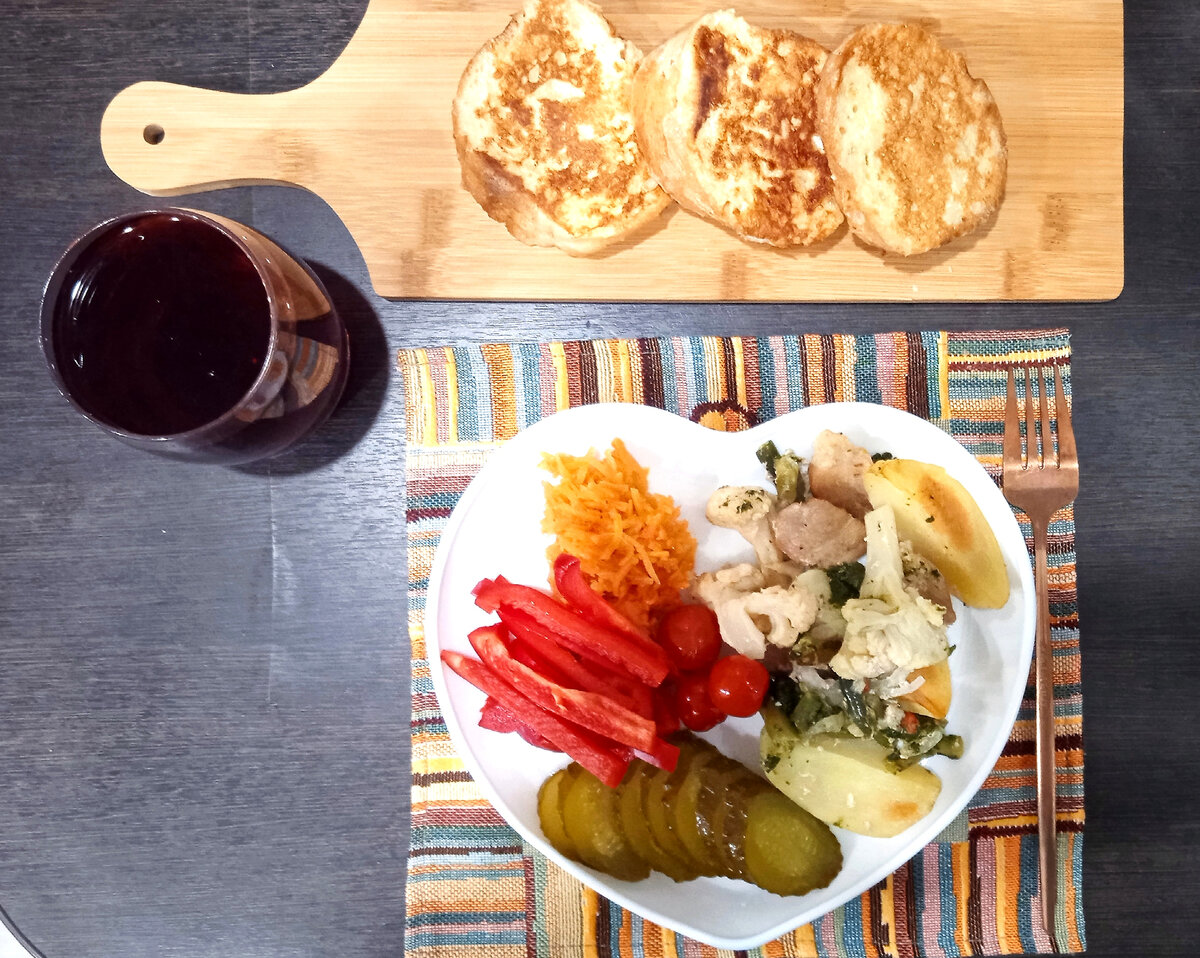 Ужинала я одна. Мама с дочкой после логопеда зашли во "Вкусно и точка" поесть картошки. Ребенок был не голоден.