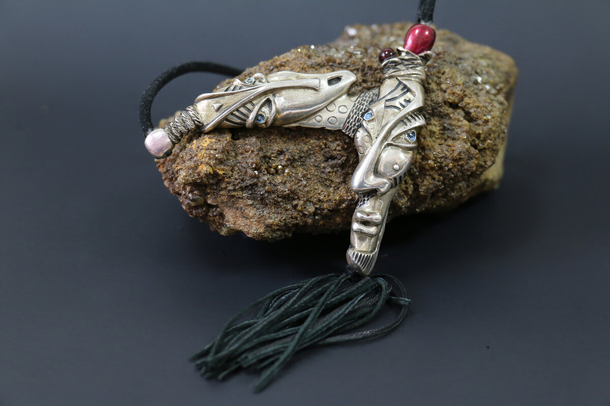 Колье «Двое». 2016. Серебро, кожа