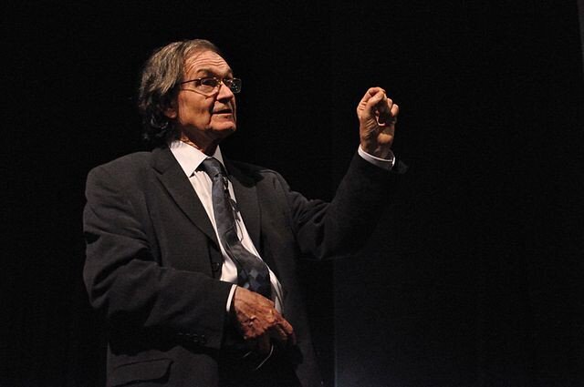 Сэр Роджер Пенроуз — британский математик, физик-математик, философ науки и лауреат Нобелевской премии по физике 2020 года. Изображение предоставлено: Викисклад.