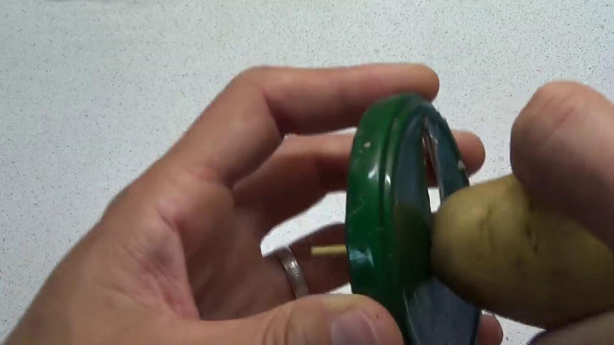 Приспособление из обычной крышки для нарезки картофеля спиралью