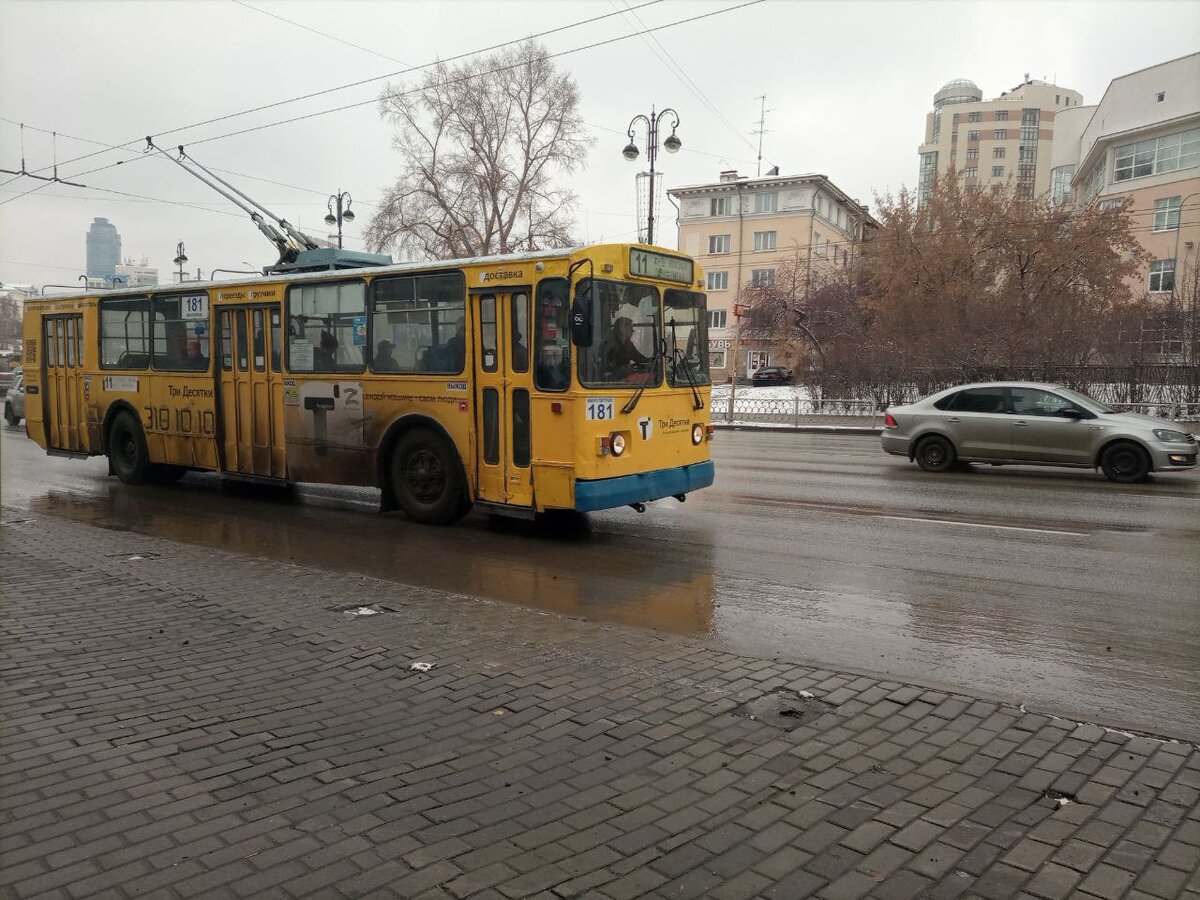 Троллейбус на улице Екатеринбурга