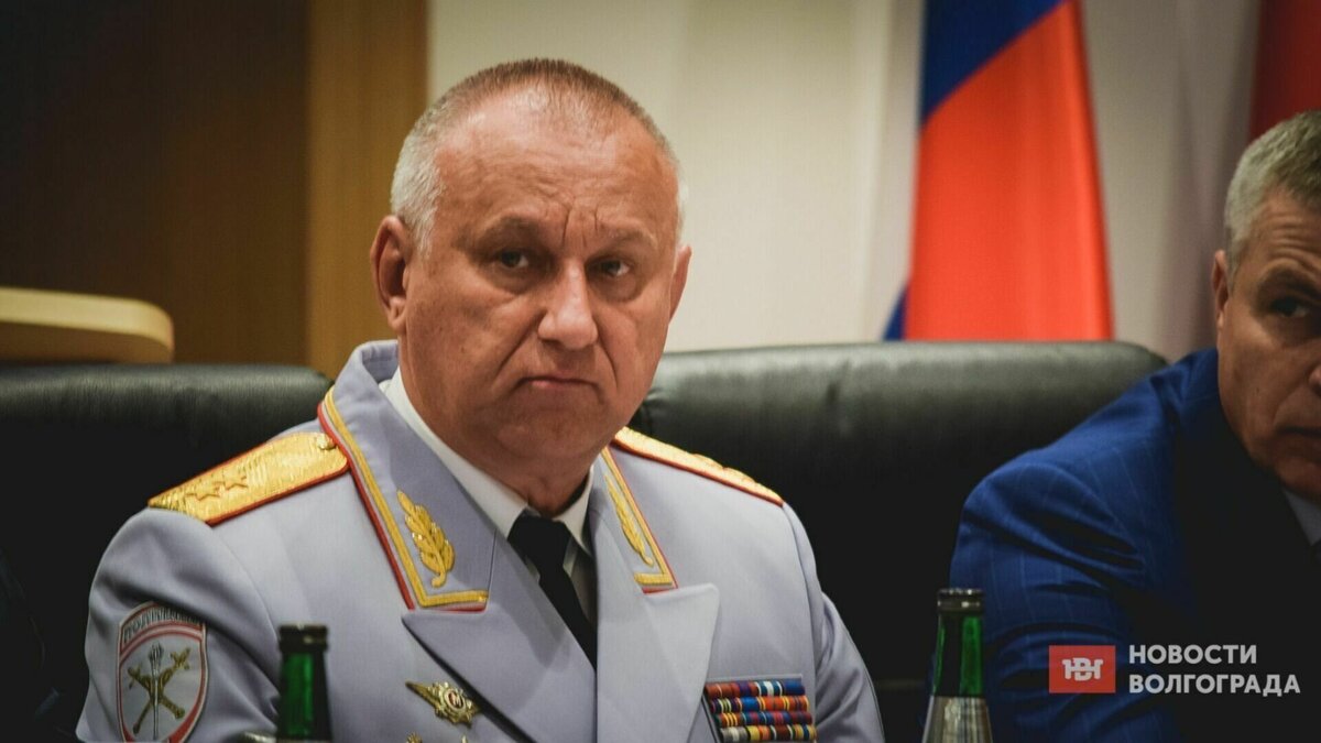     Президент России Владимир Путин присвоил звание генерал-полковник полиции экс-главе ГУ МВД по Волгоградской области, а ныне замминистра МВД РФ Александру Кравченко. В открытом доступе уже появился соответствующий указ.