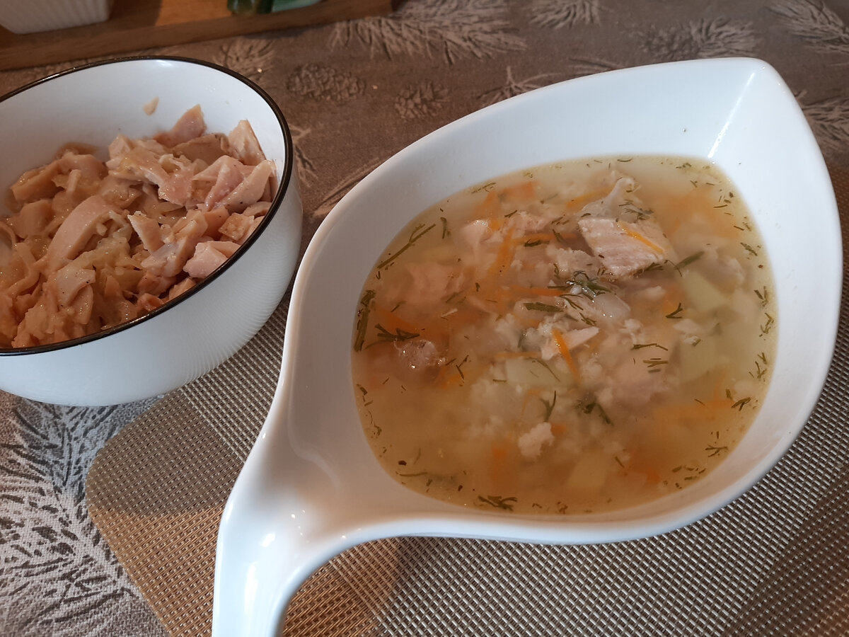 Салатик простой, но очень вкусный. Поджаривала лук, порезанный полукольцами,  добавила пасту из чеснока (можно использовать свежий), специи, и горячим маслом залила кальмары, Добавила черный молотый перец и дала настояться. Остренько.