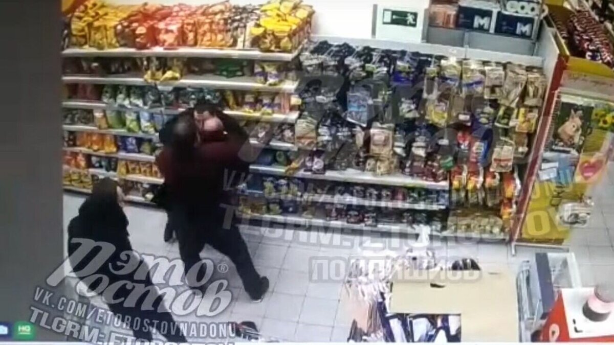     Охранник магазина, который пострадал во время стрельбы в ТЦ «Орбита» в Ростове-на-Дону, рассказал, что произошло, пишут СМИ.