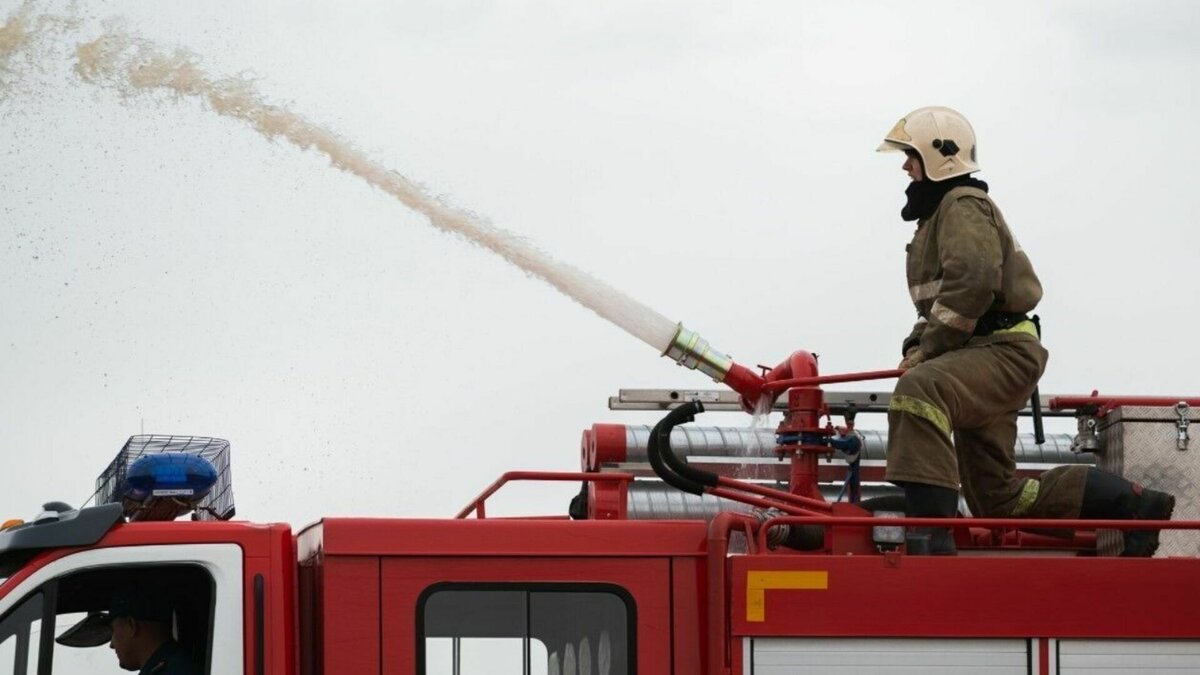     В подмосковной Лобне произошел пожар в ТЦ по адресу ул. Кольцевая, дом 1 (ВИДЕО). В результате происшествия погибли два человека, о чем сообщили источники «РИА Новости» в экстренных службах. В настоящее время пожар ликвидирован.