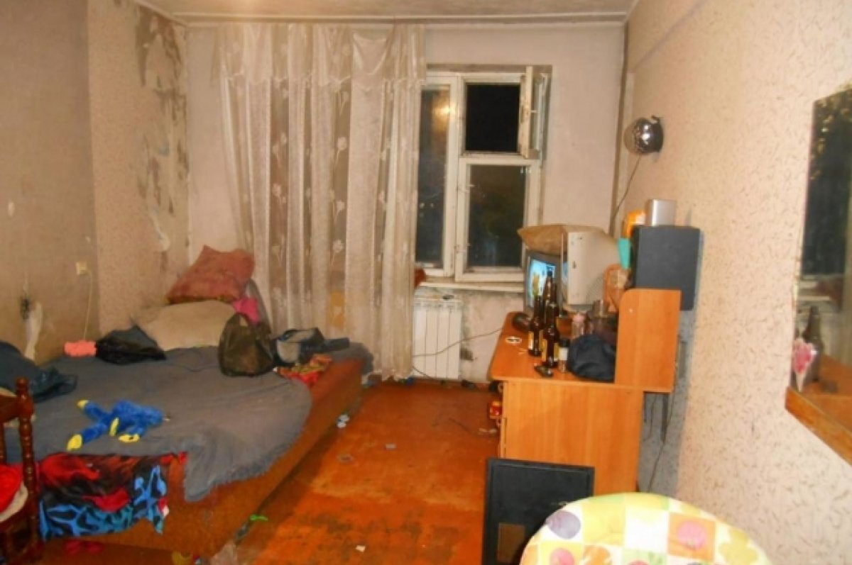    Коммуналка, в которой живёт молодая пара.