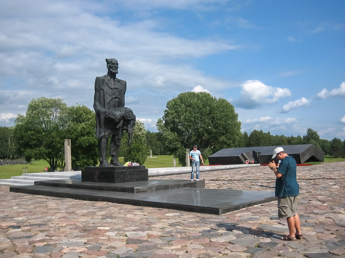 Непокоренный человек. Автором известной 6-метровой скульптуры является Сергей Иванович Селиханов (1917-1976) – белорусский художник, прошедший всю войну. 