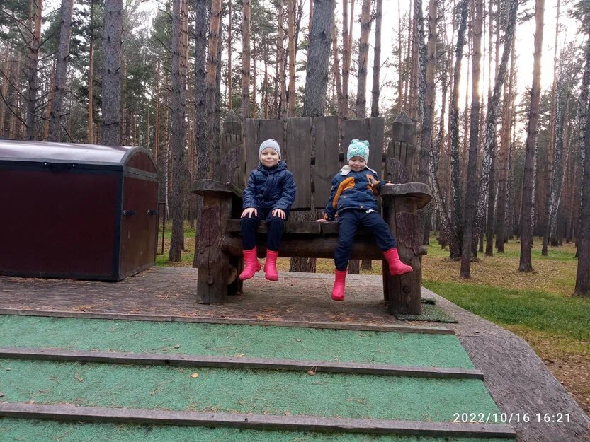 Вот эти дети заразу принесли. Вроде, хорошенькие такие сидят, но...