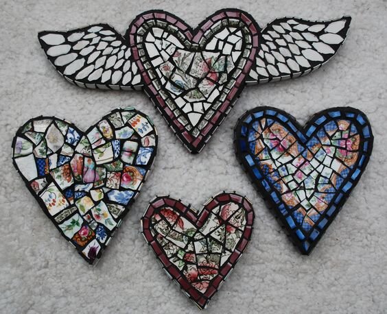 Сердце и сердце с крыльями с мозаикой из разбитых фарфоровых чашек.