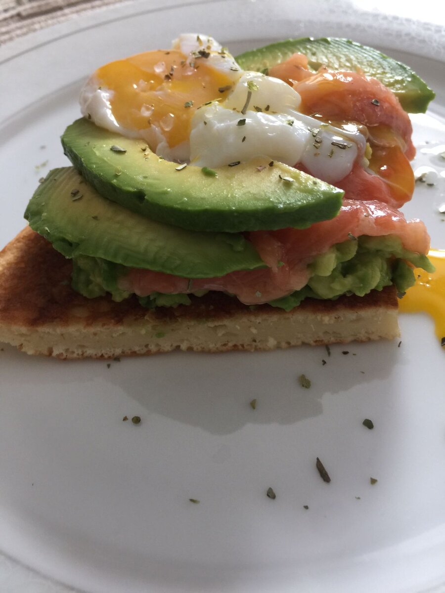 Блины, авокадо, семга, яйцо пашот.