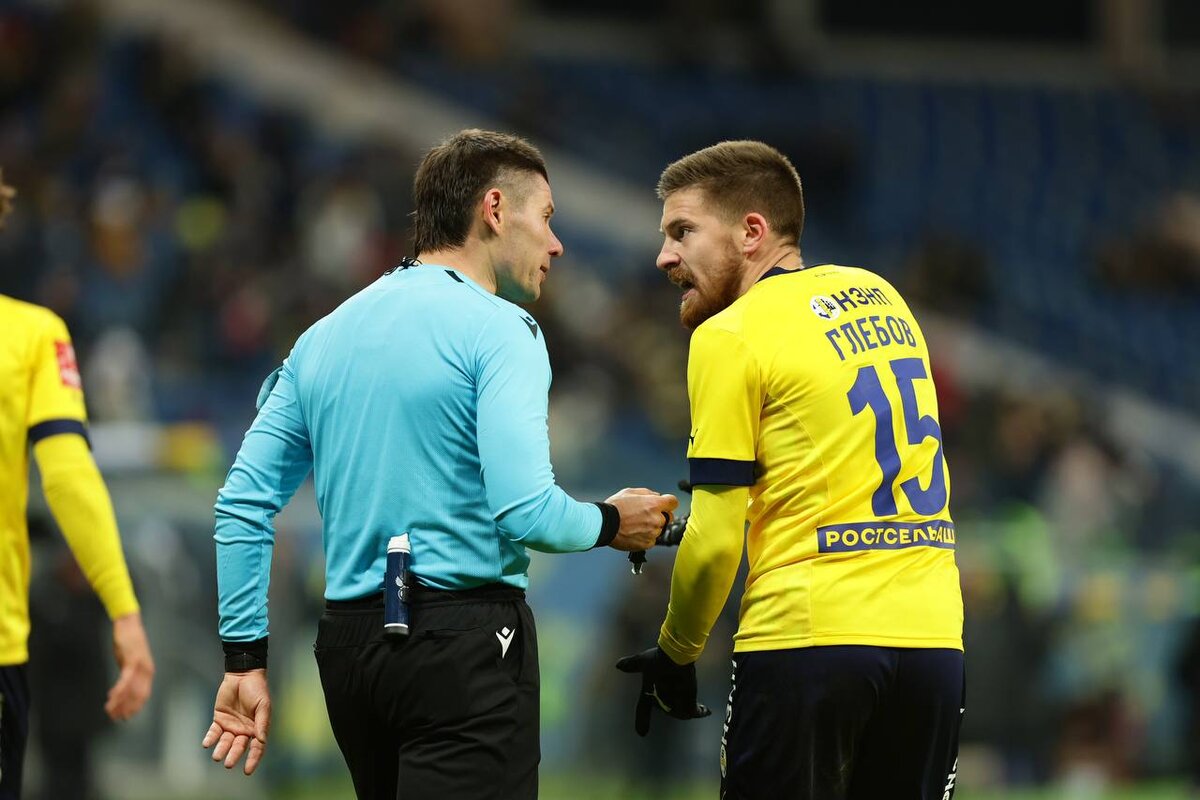 Капитан "Ростова" Даня Глебов общается с судьей поединка. Фото: пресс-служба ФК "Ростов".